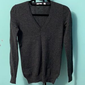 UNIQLO V-NECK SWEATER. Dark gray